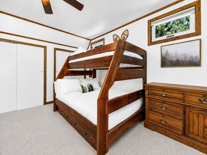 Bedroom 2, Little Bear Cottage, San Bernardino