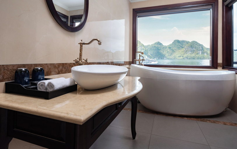 Bathroom 5, Erina Cruise, Hạ Long