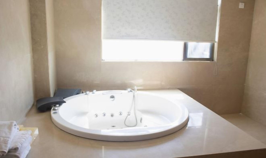 Bathroom 4, Yarui Holiday Garden Hotel, Suizhou Shi