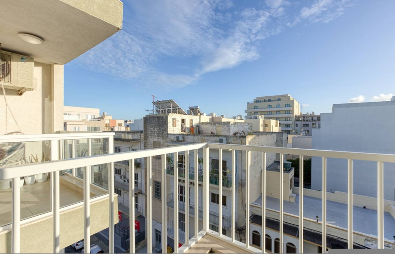 Others 5, Spacious 3-bedroom Apartment in Central G ira