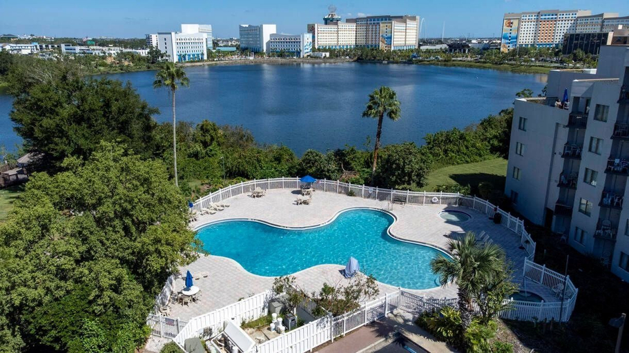 Others 2, The Enclave 2BR Suite w/ Pool & Gym Access, Orange