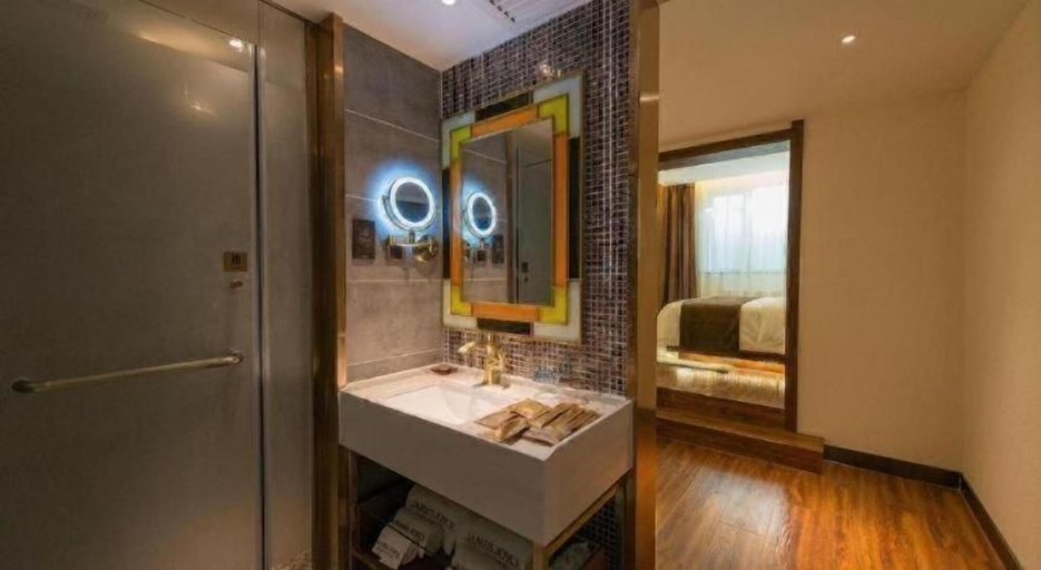 Bathroom 4, James Joyce Coffetel, Beijing