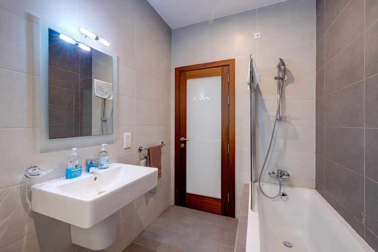 Bathroom, Modern Apartment Steps From Balluta Bay, St Julian's