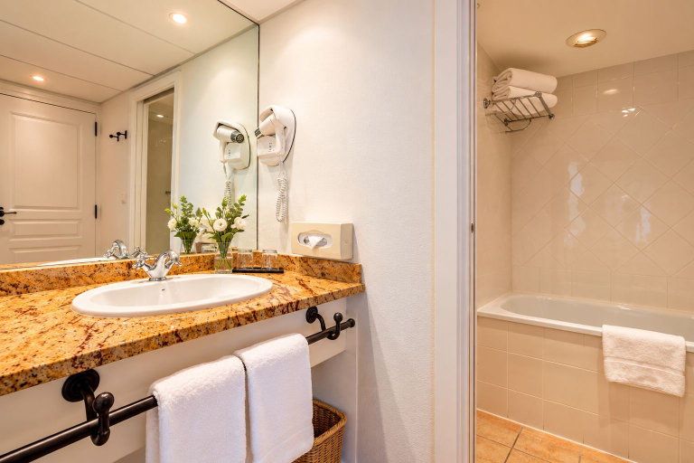 Bathroom 5, Avignon Grand Hotel, Vaucluse