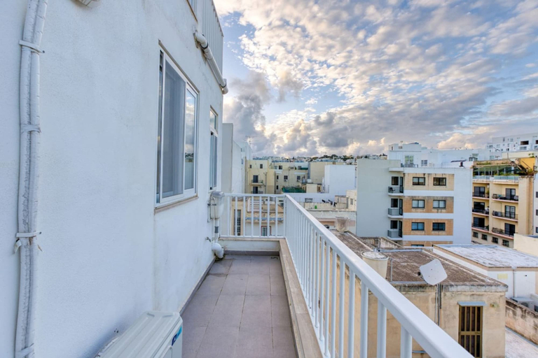 Others 4, Spacious 3-bedroom Apartment in Central G ira