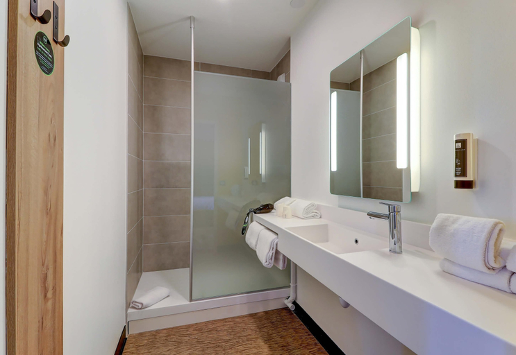 Bathroom 4, B&B HOTEL Dijon Valmy Toison d'Or, Côte-d'Or