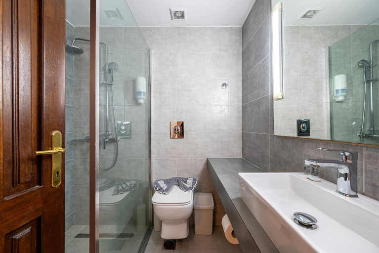 Bathroom 4, Aristoteles Holiday Hotel And Spa, Central Macedonia