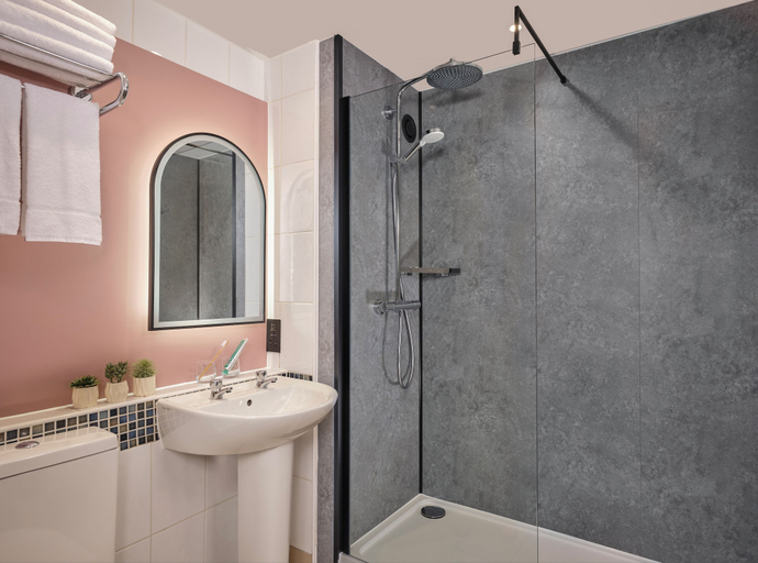 Bathroom 5, Mercure Glasgow City Hotel, Glasgow