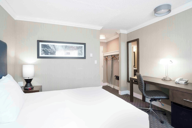Bedroom 3, Sandman Inn Blue River, Thompson-Nicola
