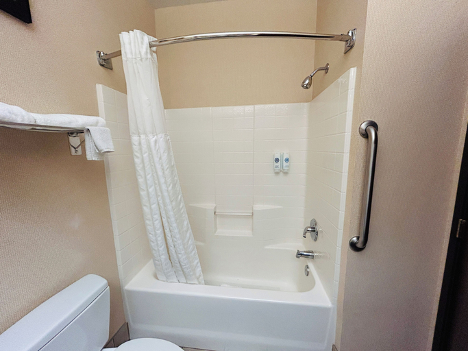 Bathroom 4, Sylvania Inn & Suites Tigard Portland I-5, Multnomah