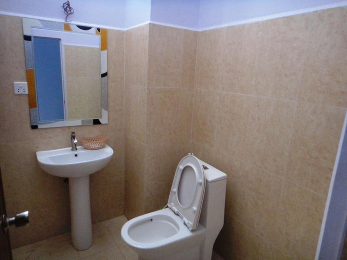 Bathroom 4, Sambo Leap Guesthouse, Kampot