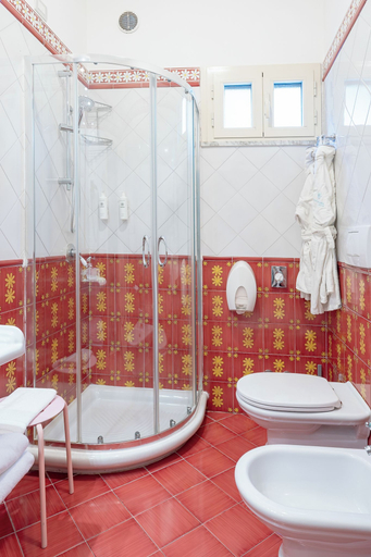 Bathroom 5, Hotel Margherita, Salerno