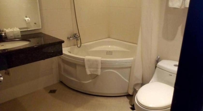 Bathroom, Lavender Hotel Ben Thanh Market, Ho Chi Minh City