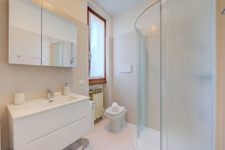 Others 4, Casa Lia 2BR for 4 in Desenzano Parking & AC, Brescia