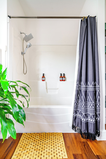 Bathroom 3, Jungle House Luxury Stays - Downtown Chillicothe, Ross