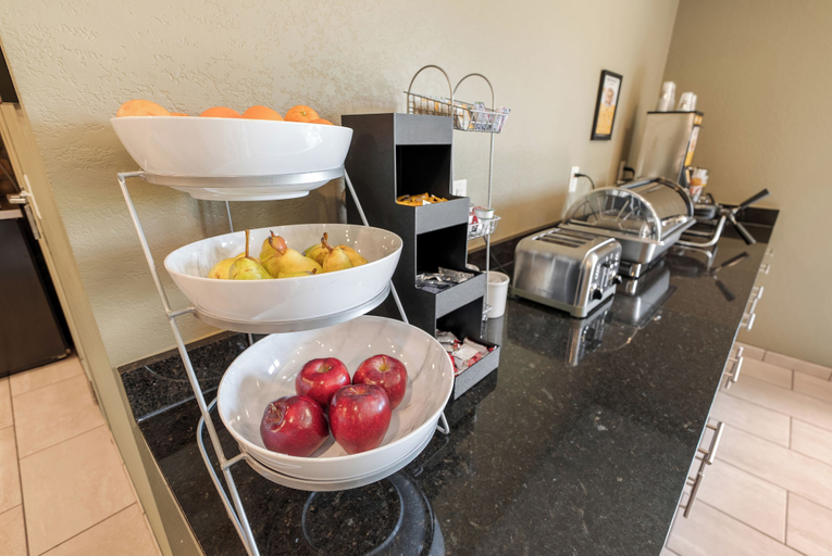 Food & Drinks 5, Cobblestone Inn & Suites - Avoca, Pottawattamie