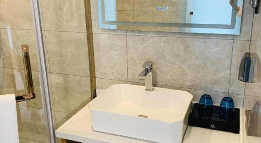 Bathroom 3, GreenTree Inn Express Qingdao Laixi High-Speed Railway Station Shenzhen Road, Qingdao