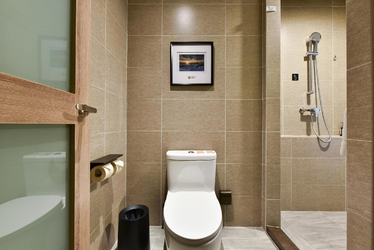 Bathroom 3, Atour Hotel  Lvshunkou centralsquare, Dalian