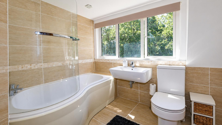 Others 2, Surrey Country House, Sleeps 6 With Parking, Surrey