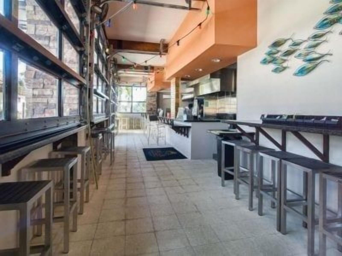Food & Drinks 5, Solterra - 5 Bedrooms House w/pool-7035SR Home by RedAwning, Polk
