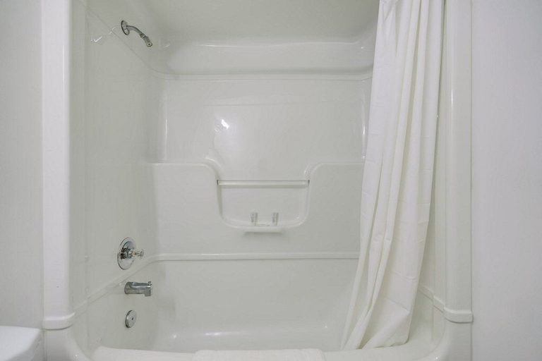 Bathroom 4, Toronto Lakeshore Hotel, Peel