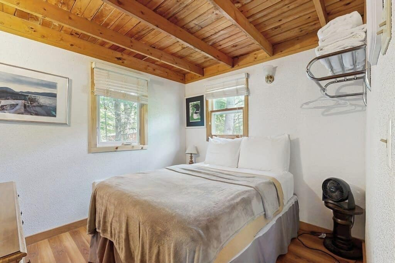 Others 2, Secluded Sunset Point Mountain top Cabin, Wifi, Dish TV, Firepit, Hancock