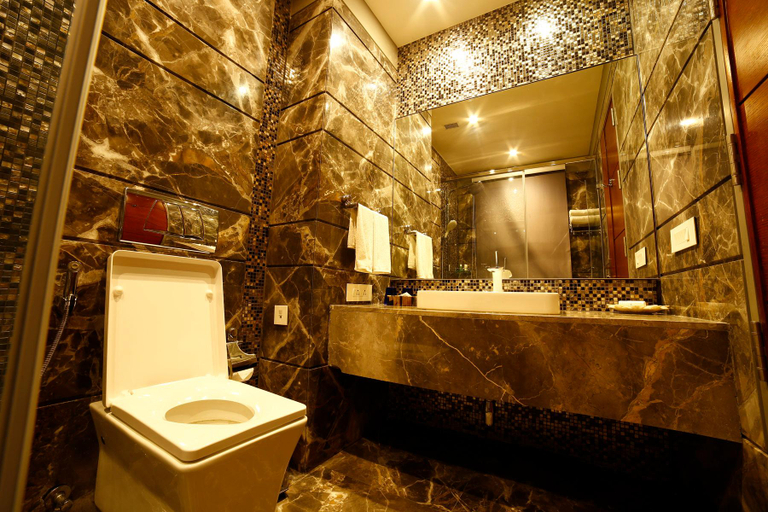 Bathroom 4, The Jehan by juSTa, Delhi