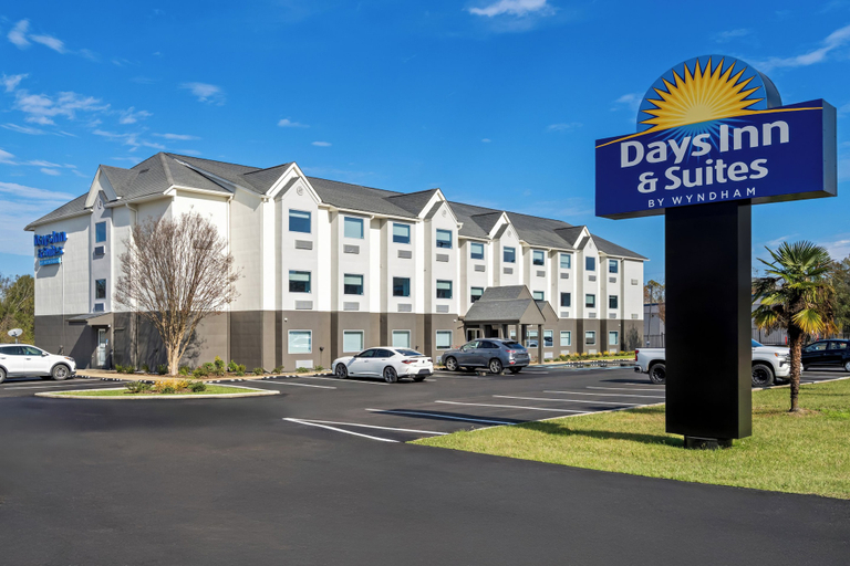 Exterior & Views 1, Days Inn & Suites by Wyndham Brandon Amphitheater, Rankin