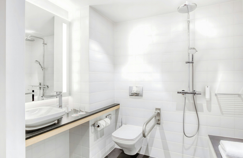 Bathroom 5, Leonardo Hotel Hannover City Center, Region Hannover