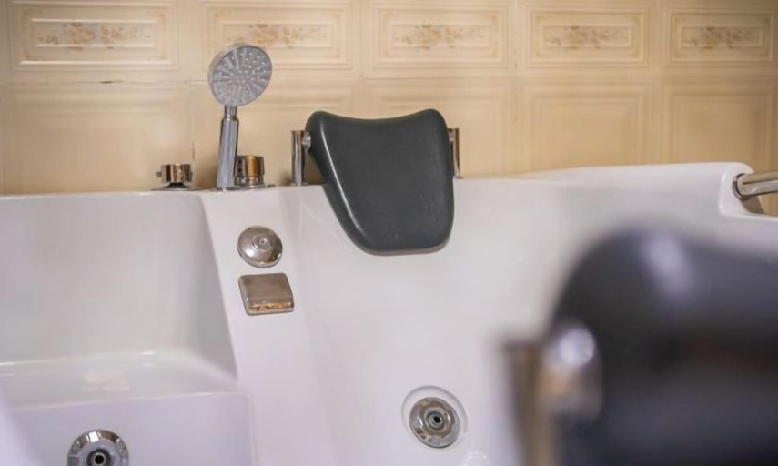 Bathroom, Zezhou Hotel, Chengde