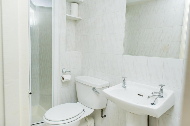 Bathroom, Avonmore Hotel, London