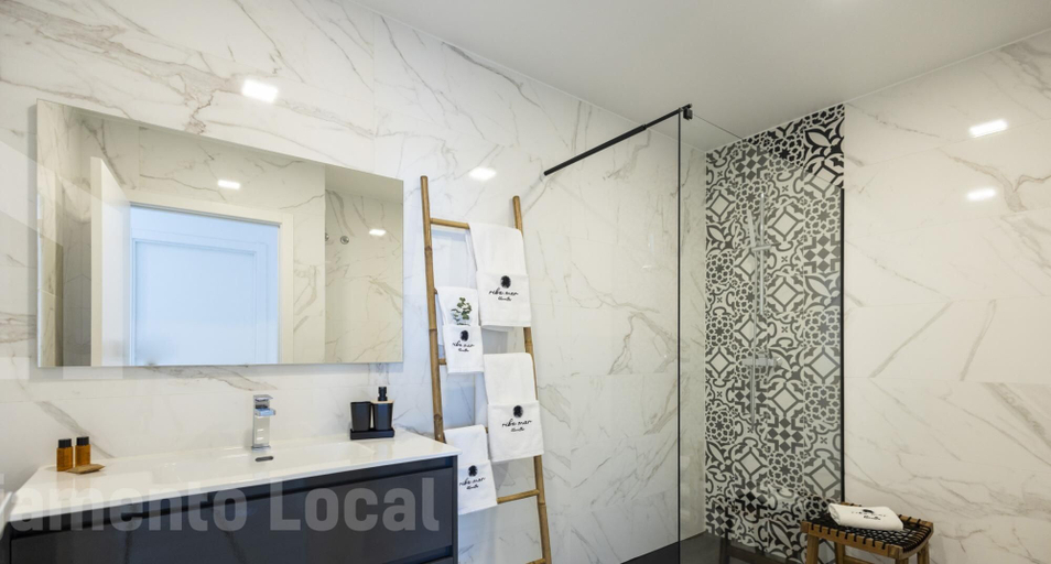 Bathroom, Riba mar Bluevillas 1 2 by Acasadascasas, Mafra