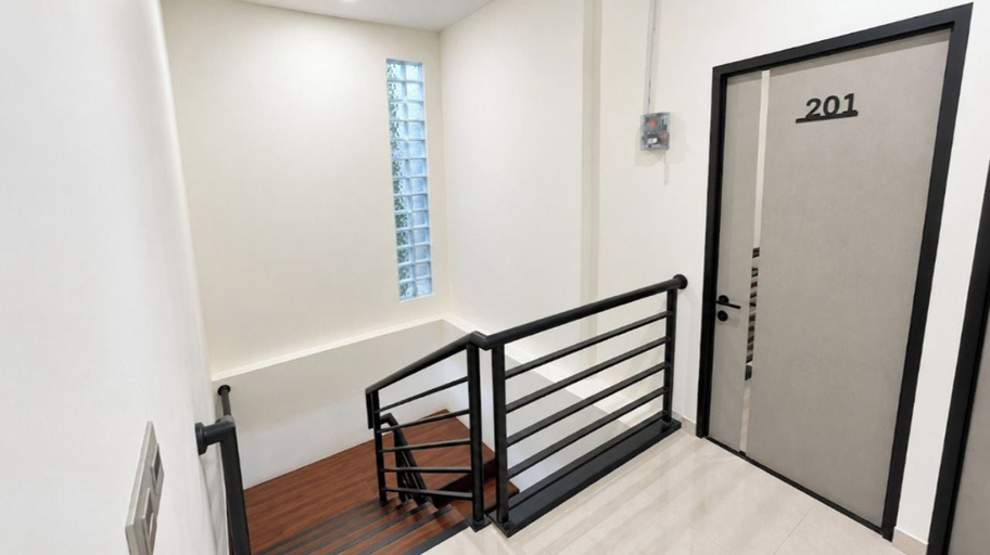 Others 5, Djuragan Kamar Amalfi Lingga, Semarang