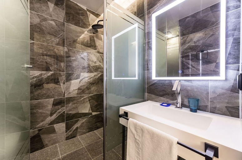 Bathroom 5, Hotel Tresbien, Guri