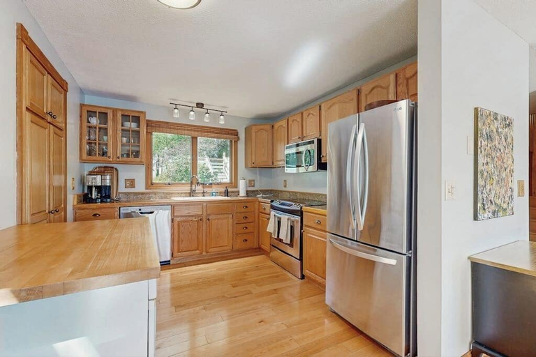 Others 5, Spacious Lakefront Home With a Sandy Beach, Kayaks, and Stunning Panoramic Views, Hancock