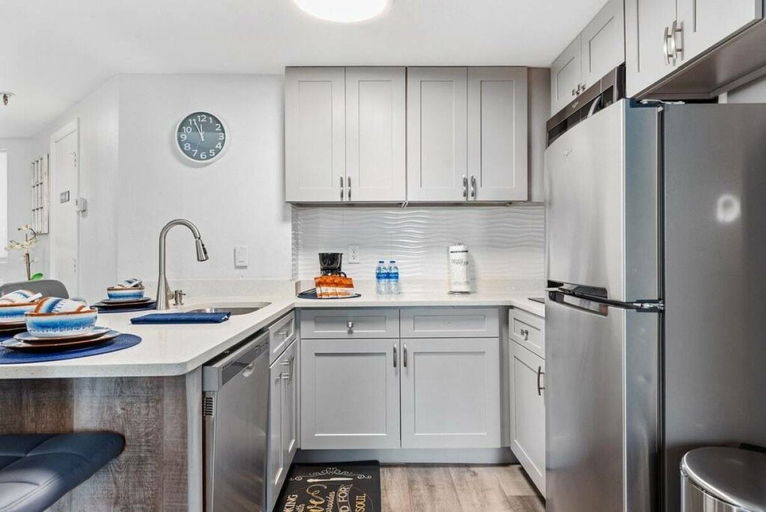 Others 4, The Enclave 2BR Suite w/ Pool & Gym Access, Orange