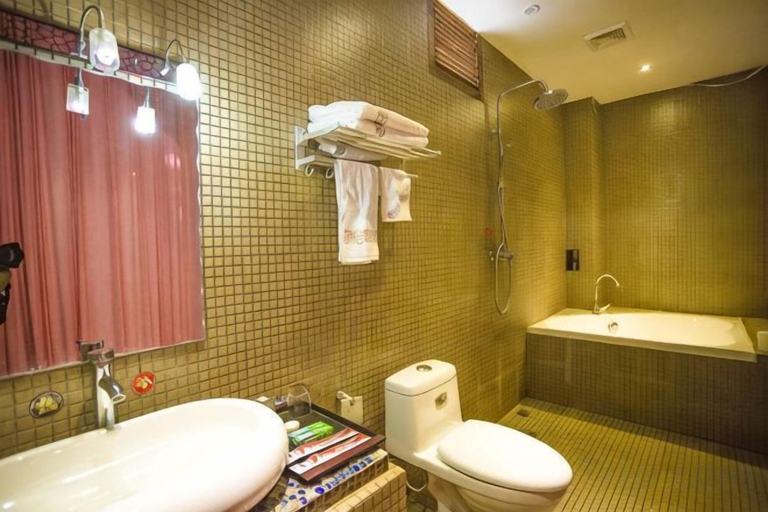 Bathroom 4, Erquan Inn, Lijiang