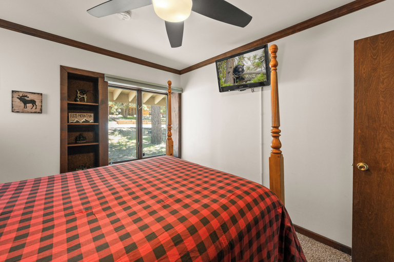 Bedroom 5, Grand Lakefront Escape, San Bernardino