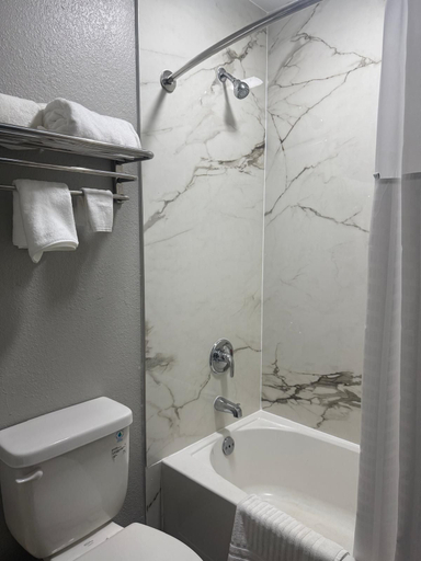 Bathroom 3, Super 8 by Wyndham Richmond Hill, Bryan