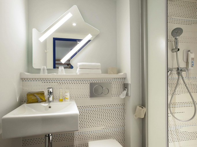 Bathroom 4, Ibis budget Château-Thierry, Aisne