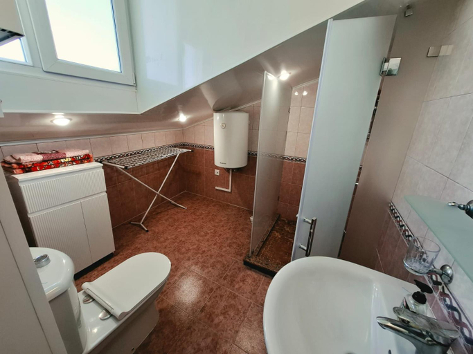 Bathroom, Neftiannikov Avenue Apartment, Baku