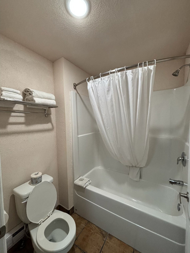 Bathroom 4, Shoreside Inn & Suites Wabamun, Division No. 11