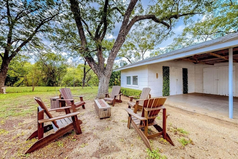 Others 2, Enchanting Home With Fireplace, Full Kitchen, Patio, Central AC, & Washer/dryer, Gillespie