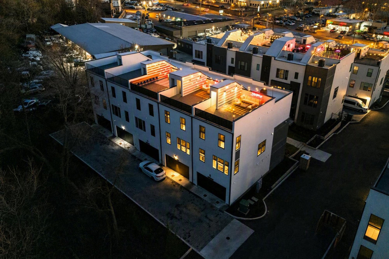 Others 4, 2 Homes - Rooftop Decks - Fire Pit - Sleeps 24, Davidson