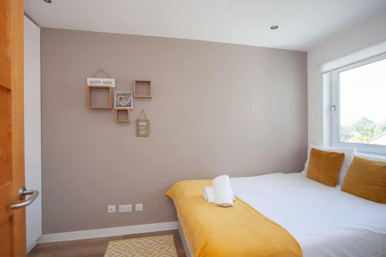 Bedroom 2, Mosspark Boulevard Exec Apartment ii - Free Parking, Glasgow