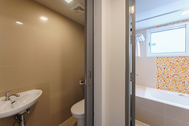 Bathroom 5, Citadines Sukhumvit 16 Bangkok, Khlong Toey