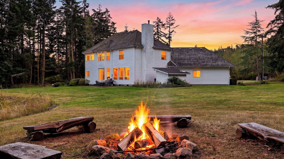 Others 4, The Eagle's Nest by Avantstay 6-acre Oak Harbor Retreat Fire Pit Mt. Baker + Ocean Views, Island