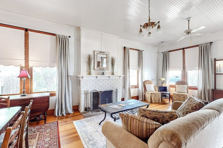 Others 5, Enchanting Home With Fireplace, Full Kitchen, Patio, Central AC, & Washer/dryer, Gillespie