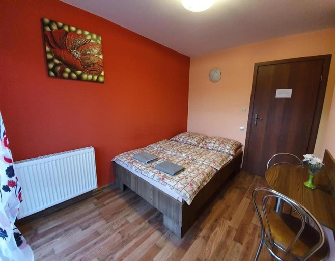 Bedroom 5, Albinos, Łańcut