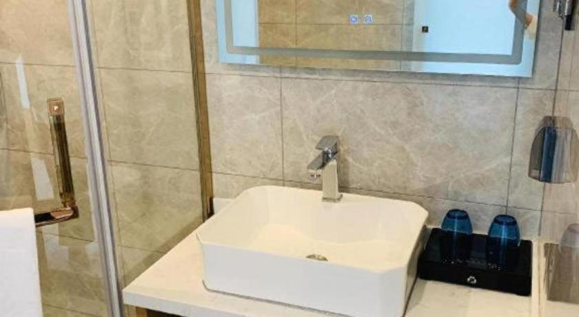 Bathroom 3, GreenTree Inn Express Qingdao Laixi High-Speed Railway Station Shenzhen Road, Qingdao